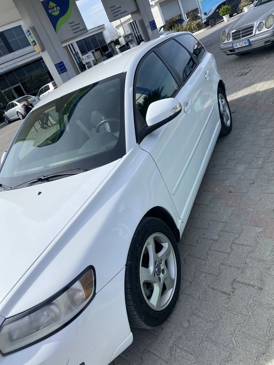 Alquila un 2011 Volvo V50 en Tirana