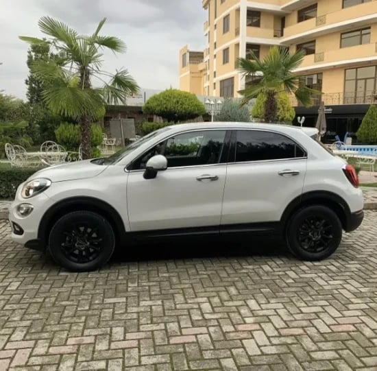 Merrni me qira një Fiat 500X të vitit 2019 në Tirana