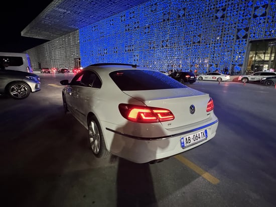 Noleggia una Volkswagen CC dell'anno 2016 a Tirana