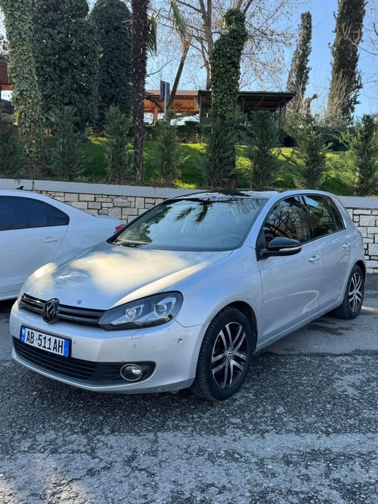 Wynajmij Volkswagen Golf 6 z 2012 roku w Tirana