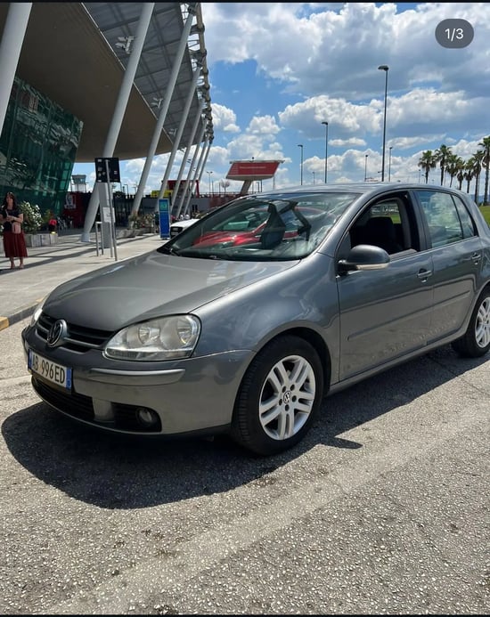 Merrni me qira një Volkswagen Golf 5 të vitit 2010 në Tirana