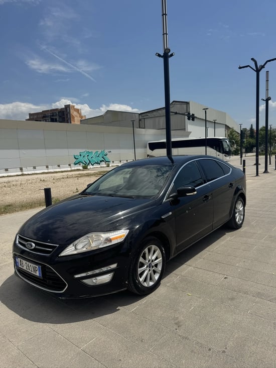 Wynajmij Ford Mondeo z 2015 roku w Tirana
