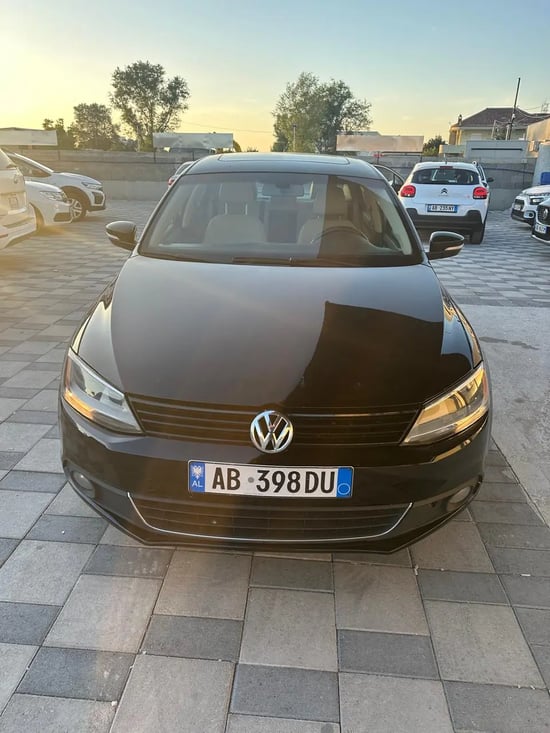 Noleggia una Volkswagen Passat dell'anno 2014 a Tirana