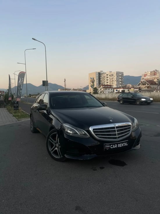 Wynajmij Mercedes-Benz E 220 z 2015 roku w Tirana