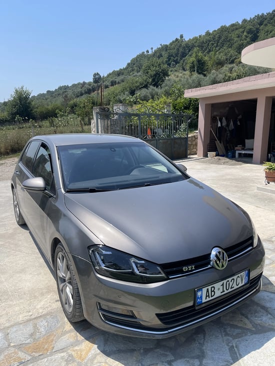 Merrni me qira një Volkswagen Golf 7 të vitit 2015 në Tirana