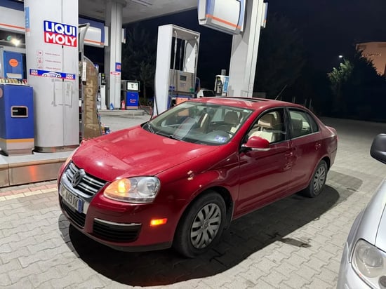 Louer une Volkswagen Jetta de l'année 2010 à Tirana