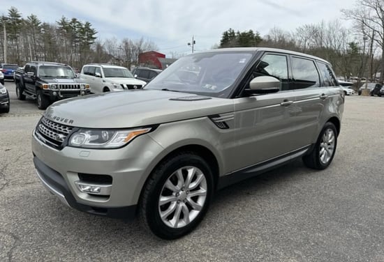 Noleggia una Land Rover Range Rover Sport dell'anno 2015 a Tirana