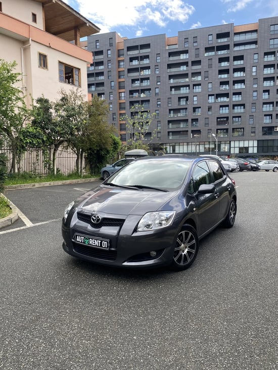 Noleggia una Toyota Auris dell'anno 2007 a Tirana