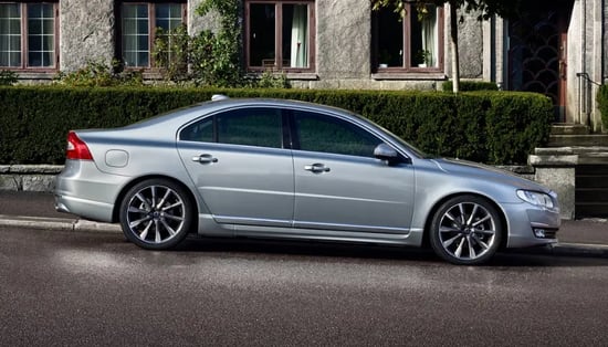 Noleggia una Volvo S80 dell'anno 2012 a Tirana