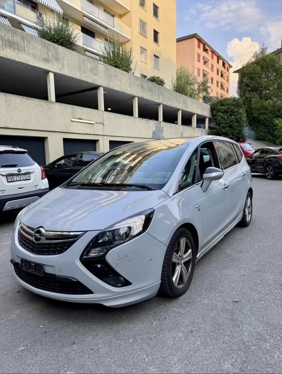 Rent a 2015 Opel Zafira Tourer in Tirana