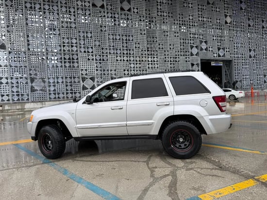 Noleggia una Jeep Cherokee dell'anno 2011 a Tirana