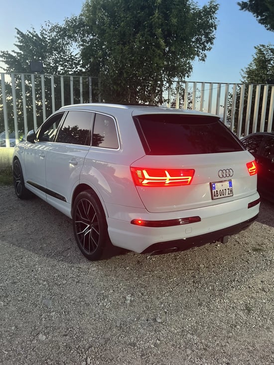 Wynajmij Audi Q7 z 2019 roku w Tirana