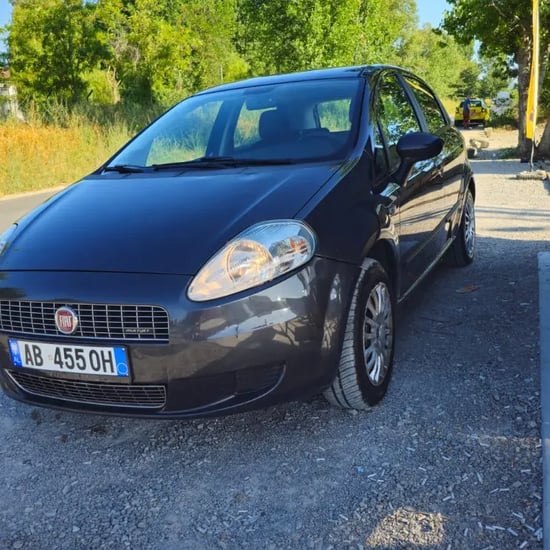 Merrni me qira një Fiat Punto të vitit 2010 në Tirana