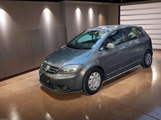 Merrni me qira një Volkswagen Golf 5 të vitit 2012 në Tirana