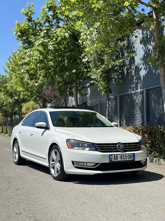 Wynajmij Volkswagen Passat z 2012 roku w Tirana