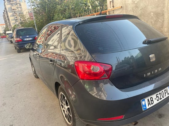 Merrni me qira një Seat Ibiza të vitit 2012 në Tirana