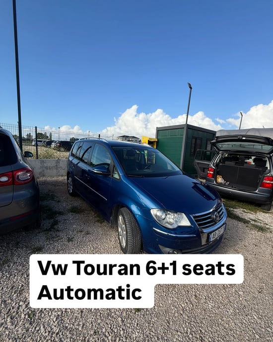 Louer une Volkswagen Touran de l'année 2011 à Tirana