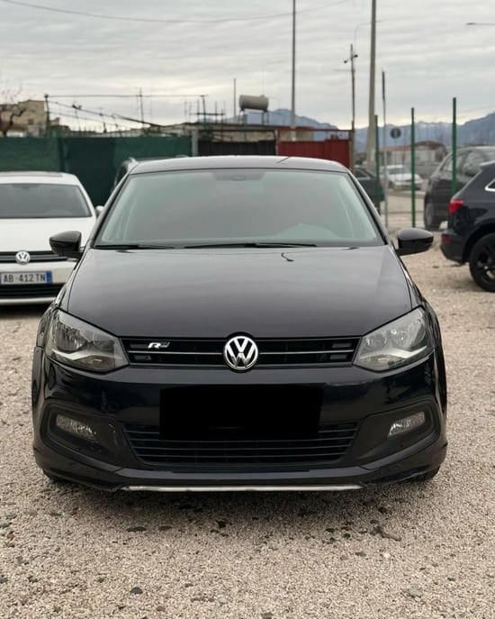 Merrni me qira një Volkswagen Polo të vitit 2014 në Tirana