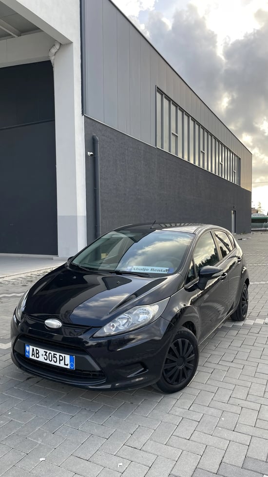 Louer une Ford Fiesta de l'année 2010 à Durrës