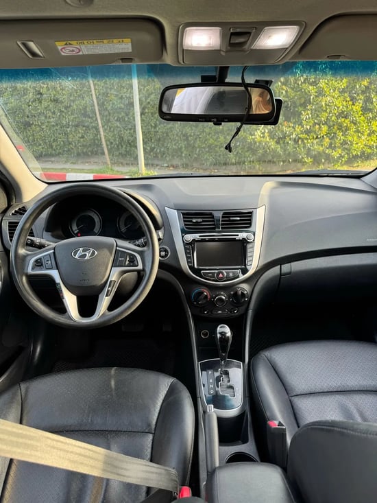 Louer une Hyundai Accent de l'année 2012 à Tirana