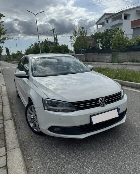 Louer une Volkswagen Jetta de l'année 2013 à Tirana