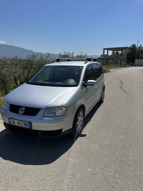 Louer une Volkswagen Touran de l'année 2006 à Tirana