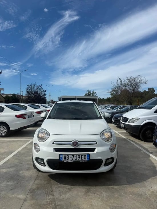Noleggia una Fiat 500X dell'anno 2015 a Durrës