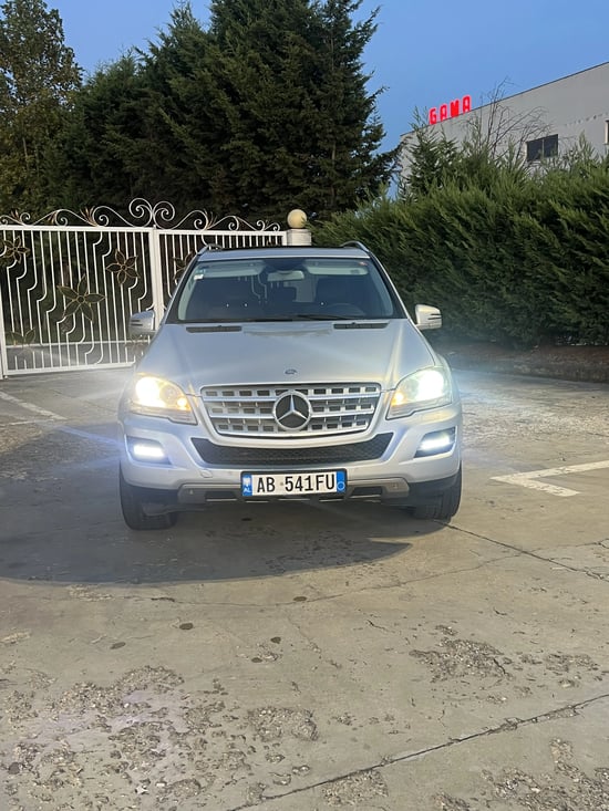 Merrni me qira një Mercedes-Benz ML 320 të vitit 2011 në Tirana