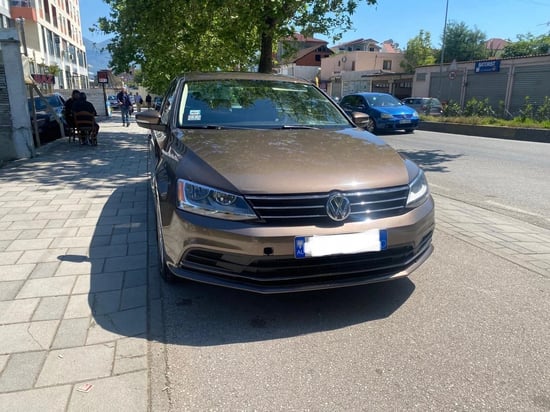 Wynajmij Volkswagen Jetta z 2015 roku w Tirana