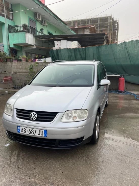 Wynajmij Volkswagen Touran z 2008 roku w Tirana