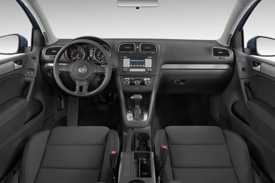 Merrni me qira një Volkswagen Golf 6 të vitit 2012 në Tirana
