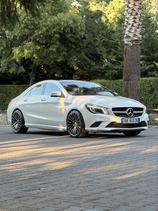 Louer une Mercedes-Benz CLA 250 de l'année 2014 à Tirana