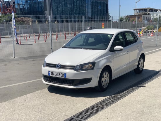 Merrni me qira një Volkswagen Polo të vitit 2013 në Tirana