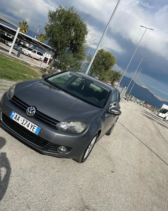 Wynajmij Volkswagen Golf 6 z 2011 roku w Tirana