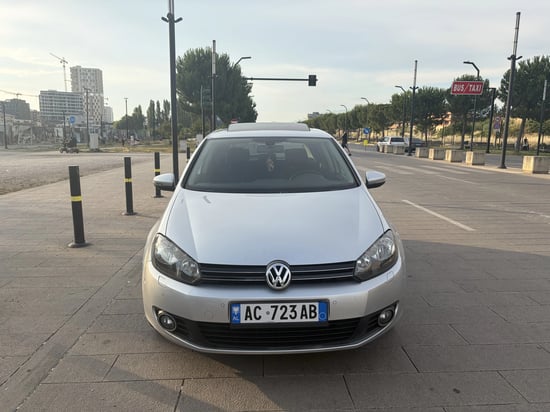 Wynajmij Volkswagen Golf 6 z 2012 roku w Tirana