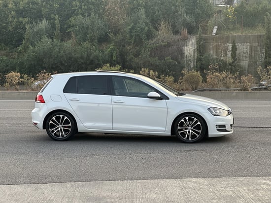 Noleggia una Volkswagen Golf 7 dell'anno 2015 a Tirana