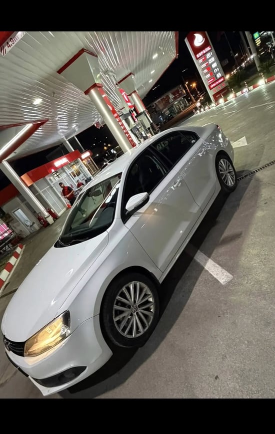 2014 Volkswagen Jetta in Sarandë mieten