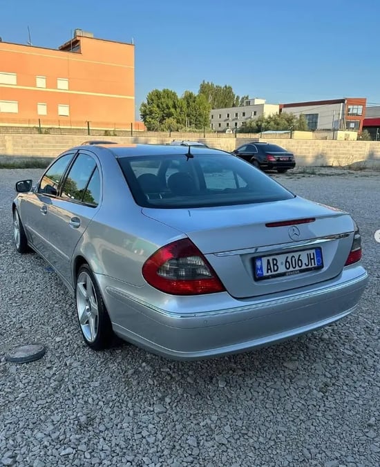 Wynajmij Mercedes-Benz E 220 z 2008 roku w Vlorë