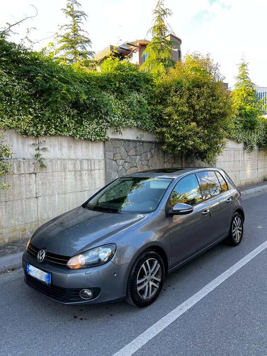 Alquila un 2012 Volkswagen Golf 6 en Tirana