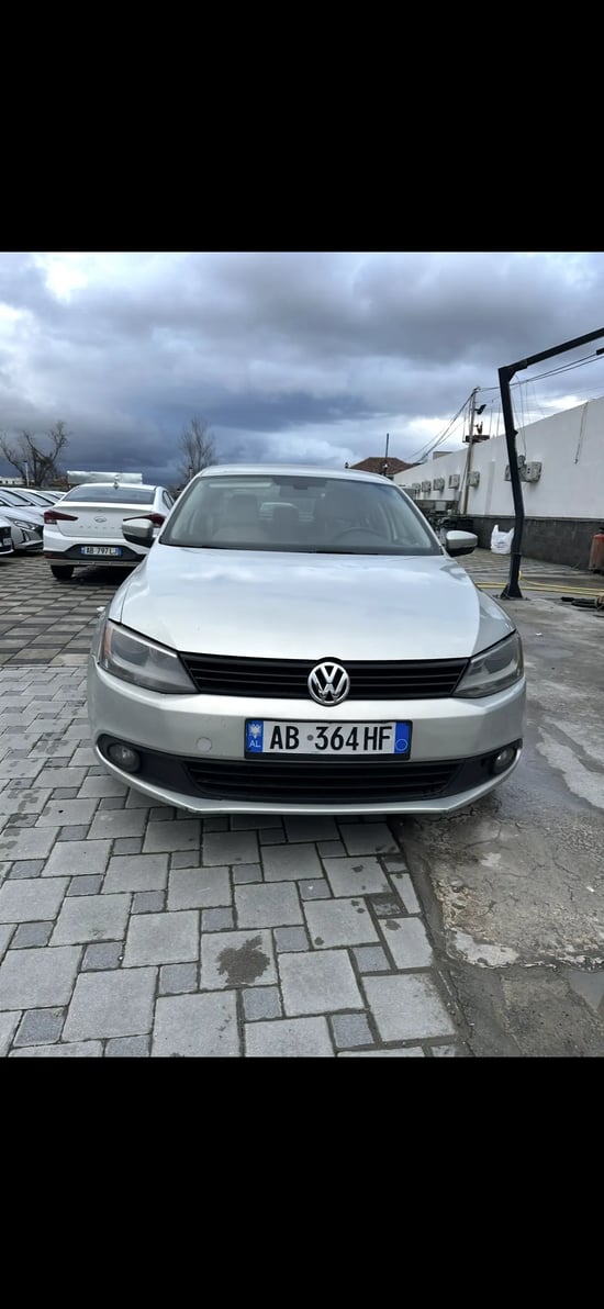 Merrni me qira një Volkswagen Jetta të vitit 2014 në Tirana
