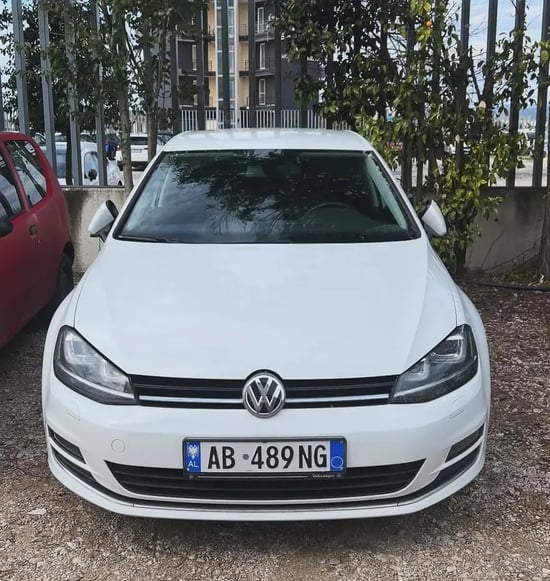 Wynajmij Volkswagen Golf 7 z 2016 roku w Tirana