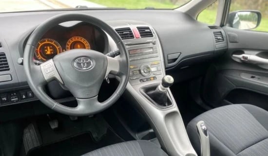 Alquila un 2010 Toyota Auris en Tirana
