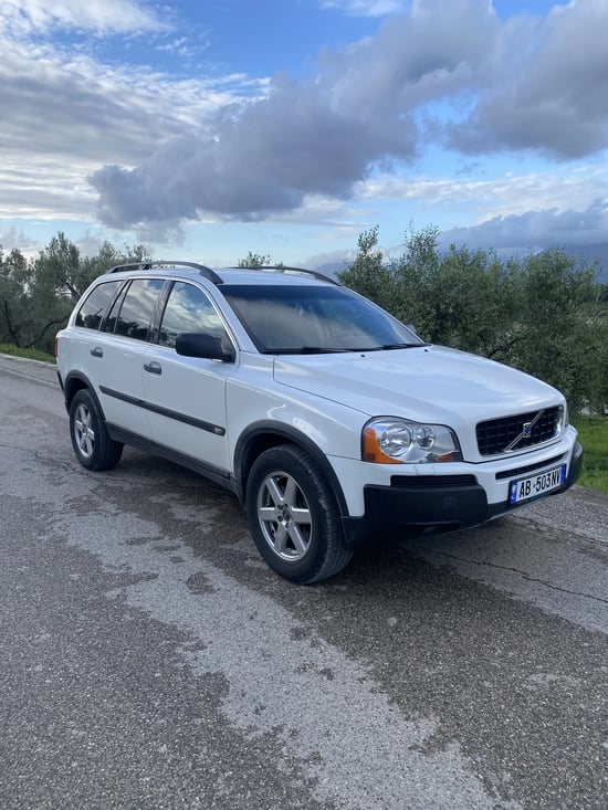 Louer une Volvo XC90 de l'année 2008 à Tirana
