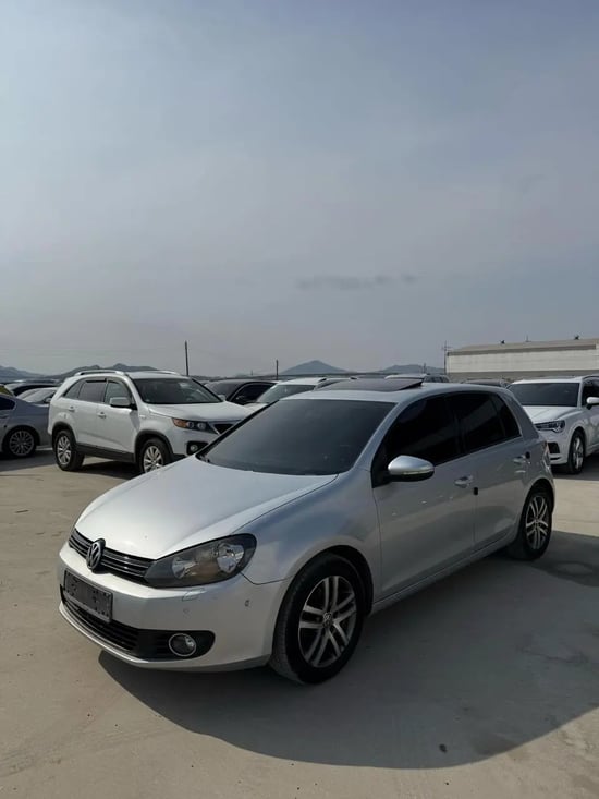 Noleggia una Volkswagen Golf 6 dell'anno 2012 a Tirana