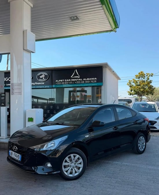 Merrni me qira një Hyundai Accent të vitit 2022 në Tirana