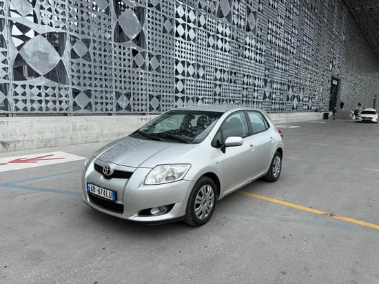 Alquila un 2010 Toyota Auris en Tirana