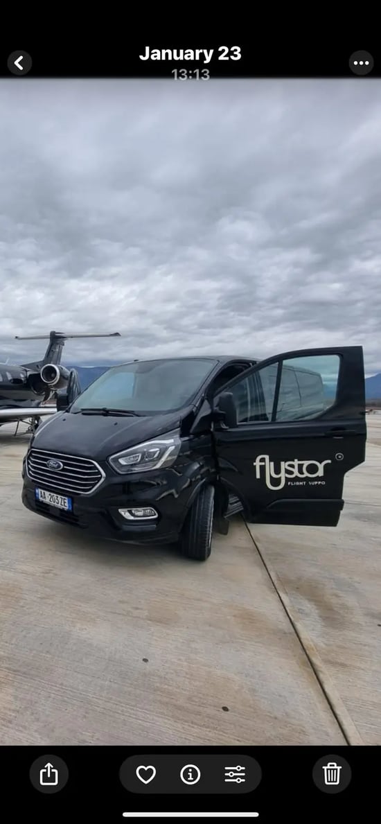 Louer une Ford Tourneo Custom de l'année 2020 à Tirana
