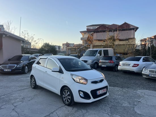 Wynajmij Kia Picanto z 2015 roku w Tirana