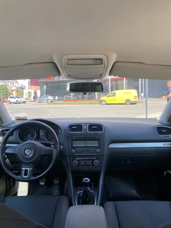 Wynajmij Volkswagen Golf 6 z 2010 roku w Tirana