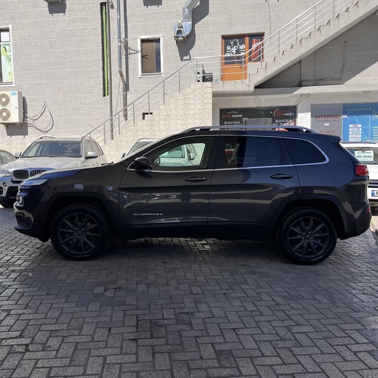 Noleggia una Jeep Cherokee dell'anno 2015 a Tirana